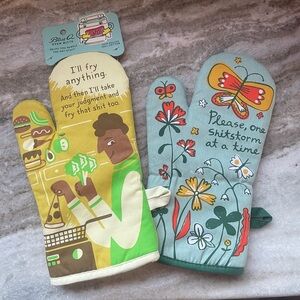 NWT Set of Humorous Insulated Cotton Oven Mitts by Blur Q for Kitchen / Cooking